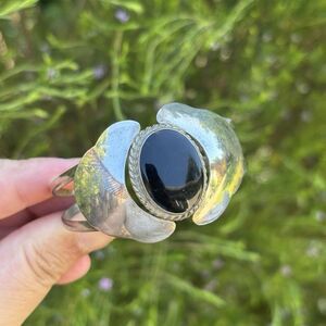 VINTAGE HECHEN MEXICO ALPACA SILVER CUFF BRACELET BLACK ONYX STONE